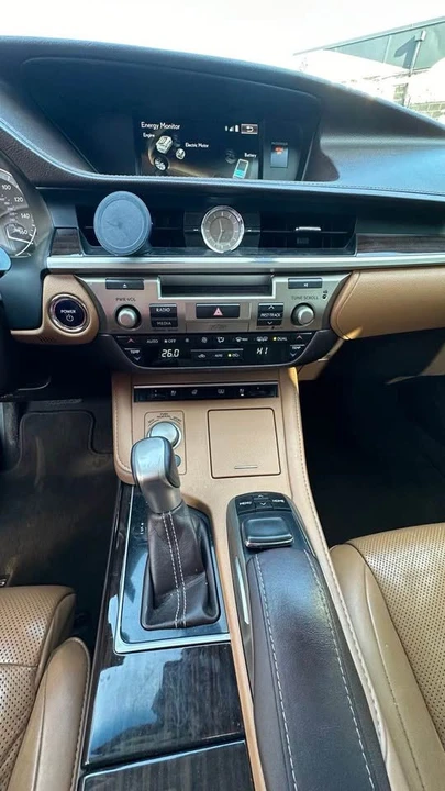 2016 Lexus ES 6th Gen - Image 16 of 19