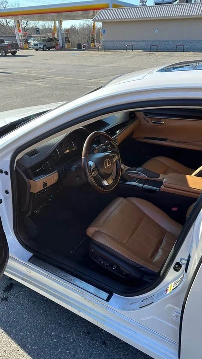 2016 Lexus ES 6th Gen - Image 18 of 19