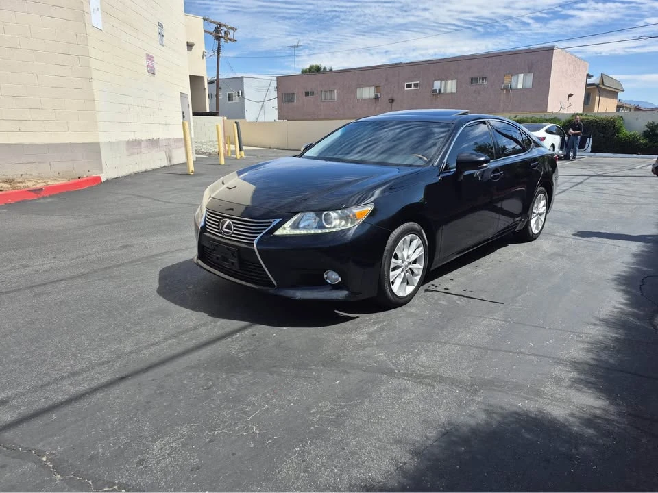2016 Lexus ES 6th Gen - Image 2 of 17