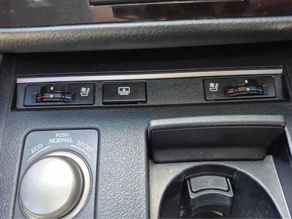 2016 Lexus ES 6th Gen - Image 13 of 17