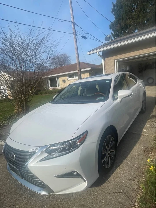 2016 Lexus ES 6th Gen - Image 11 of 13