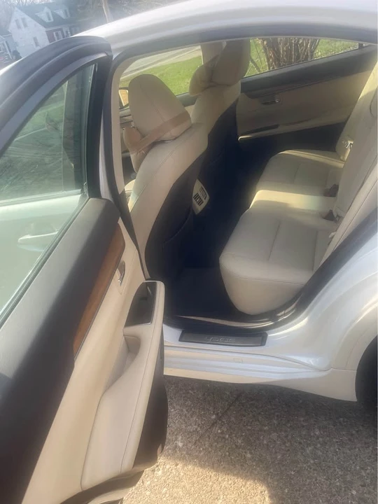 2016 Lexus ES 6th Gen - Image 8 of 13