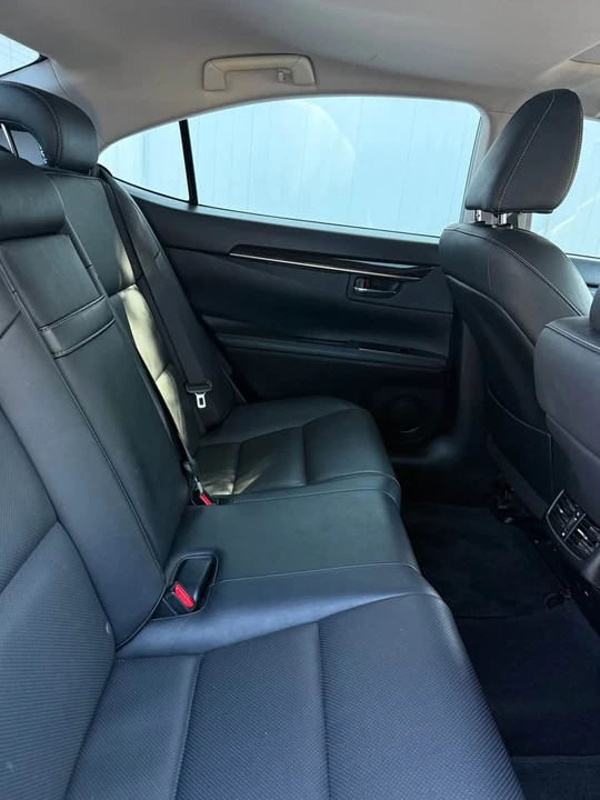 2016 Lexus ES 6th Gen - Image 9 of 14
