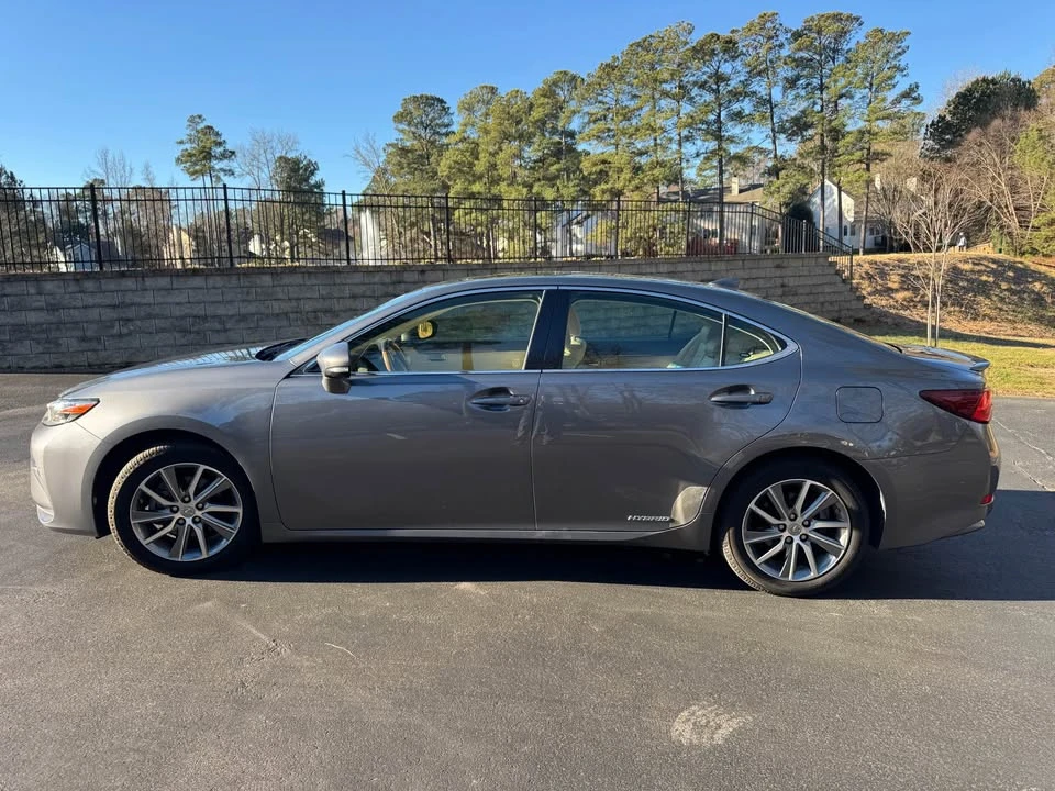 2016 Lexus ES 6th Gen - Image 7 of 20