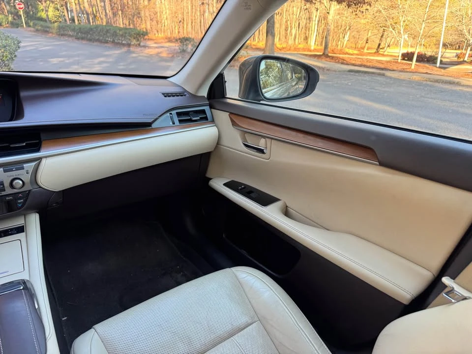 2016 Lexus ES 6th Gen - Image 13 of 20
