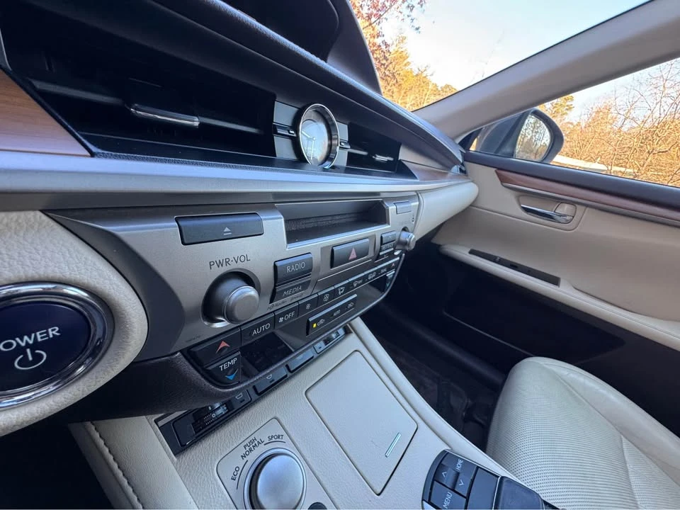 2016 Lexus ES 6th Gen - Image 17 of 20