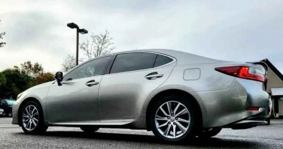 2016 Lexus ES 6th Gen - Image 11 of 19