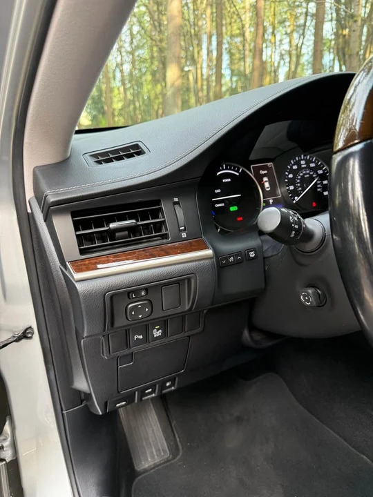 2016 Lexus ES 6th Gen - Image 11 of 16