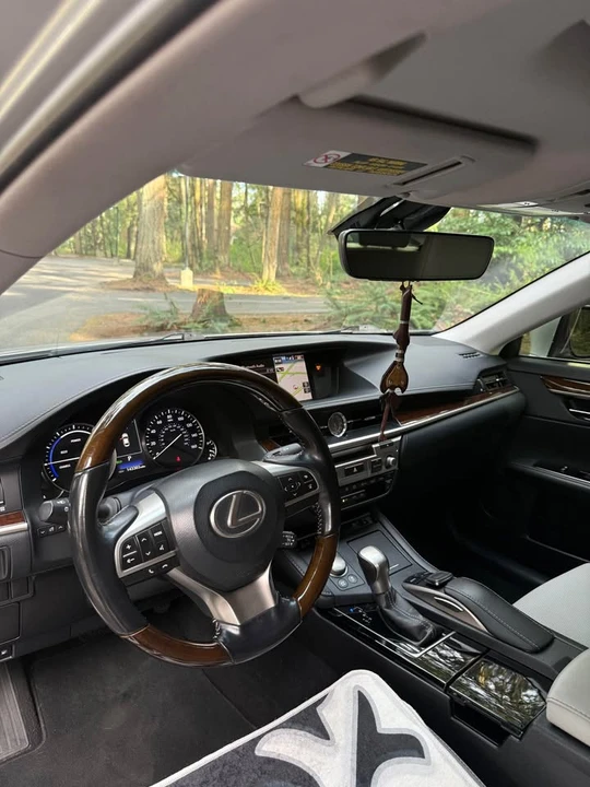 2016 Lexus ES 6th Gen - Image 10 of 16