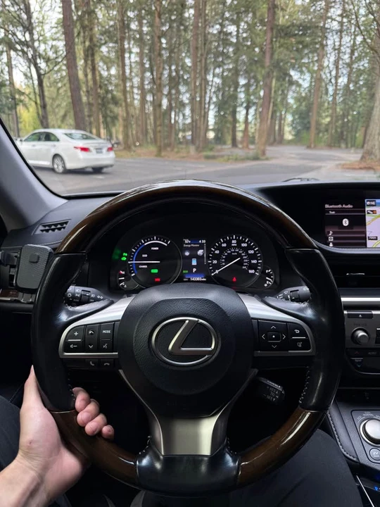 2016 Lexus ES 6th Gen - Image 14 of 16