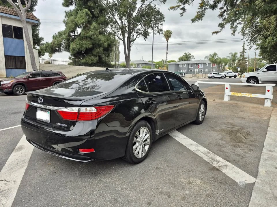 2016 Lexus ES 6th Gen - Image 3 of 12