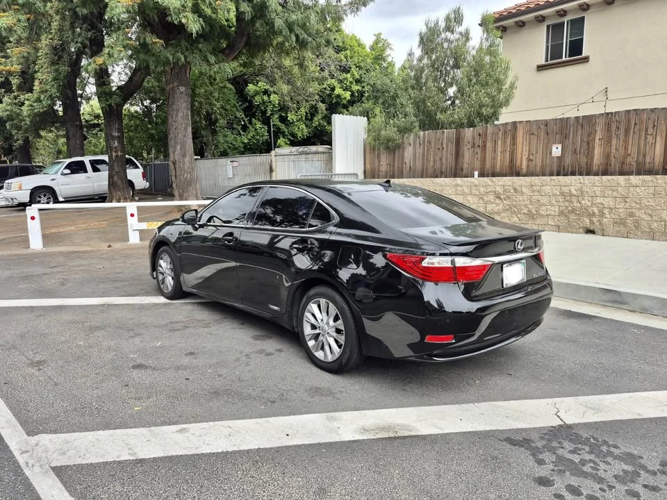 2016 Lexus ES 6th Gen - Image 5 of 12