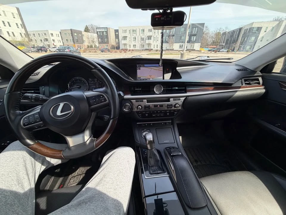 2016 Lexus ES 6th Gen - Image 8 of 9