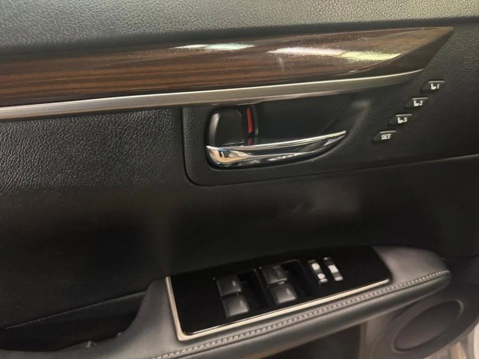 2016 Lexus ES 6th Gen - Image 19 of 20