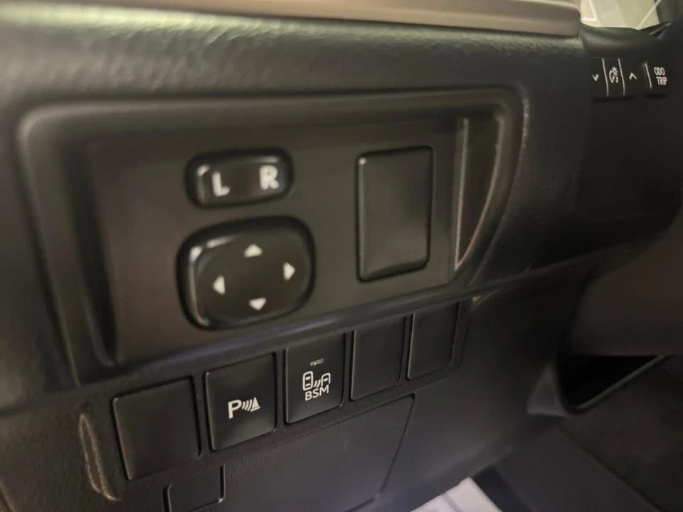2016 Lexus ES 6th Gen - Image 17 of 20