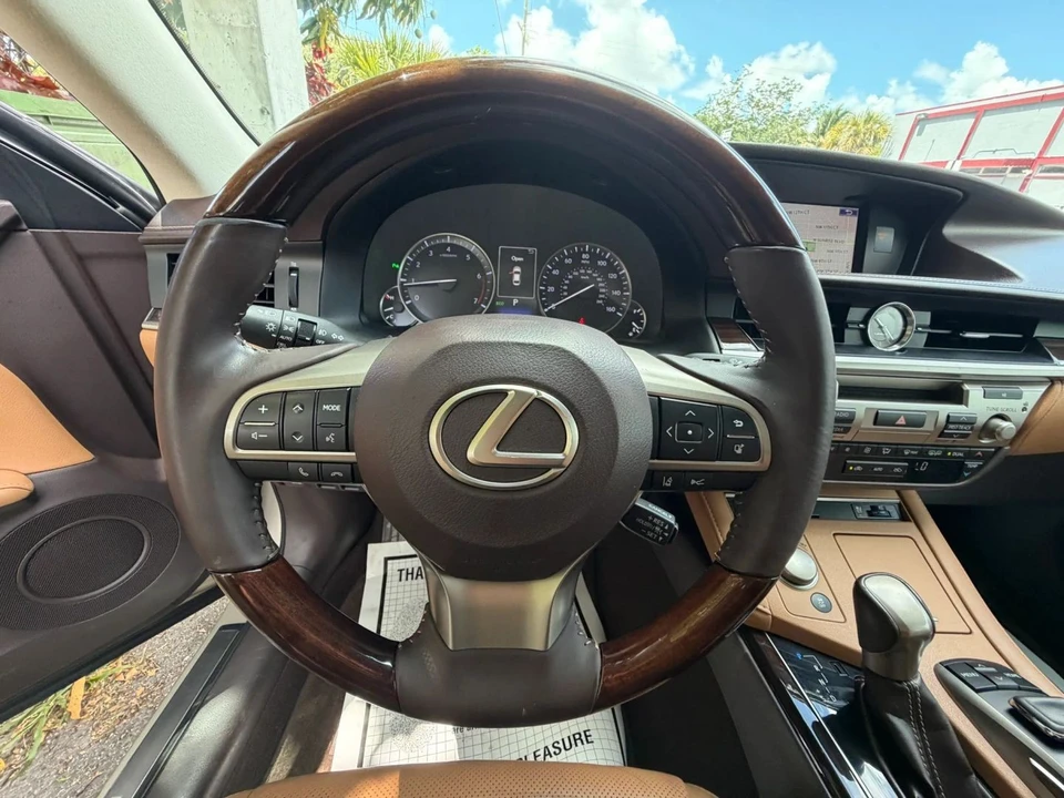 2016 Lexus ES 6th Gen - Image 17 of 20