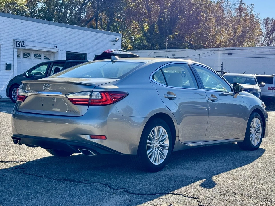 2016 Lexus ES 6th Gen - Image 5 of 16