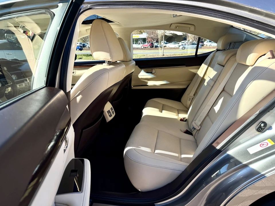 2016 Lexus ES 6th Gen - Image 10 of 16