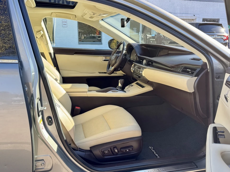 2016 Lexus ES 6th Gen - Image 11 of 16