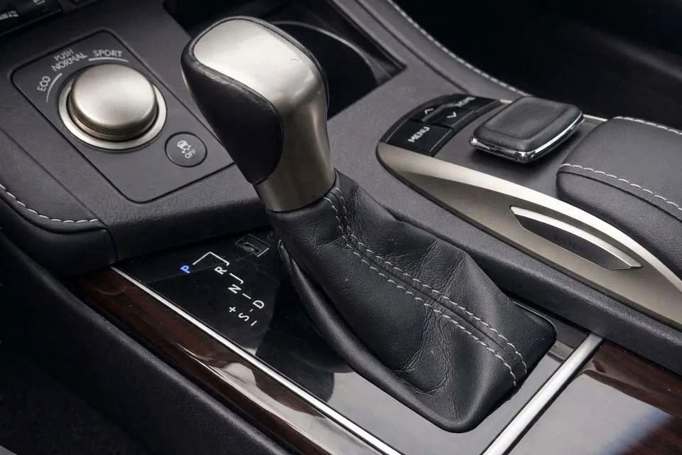 2016 Lexus ES 6th Gen - Image 9 of 20