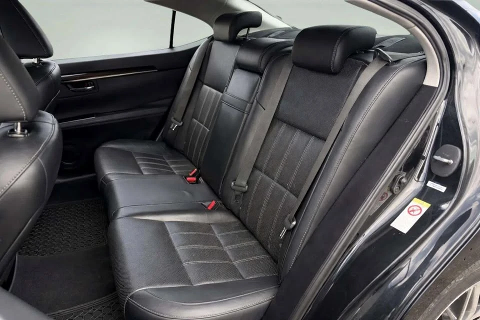 2016 Lexus ES 6th Gen - Image 18 of 20