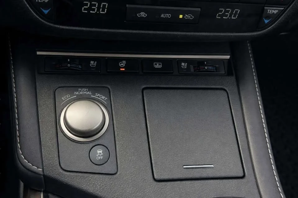 2016 Lexus ES 6th Gen - Image 17 of 20