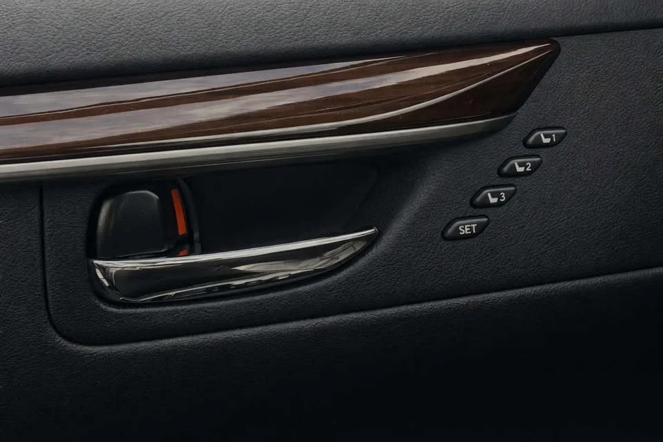 2016 Lexus ES 6th Gen - Image 13 of 20