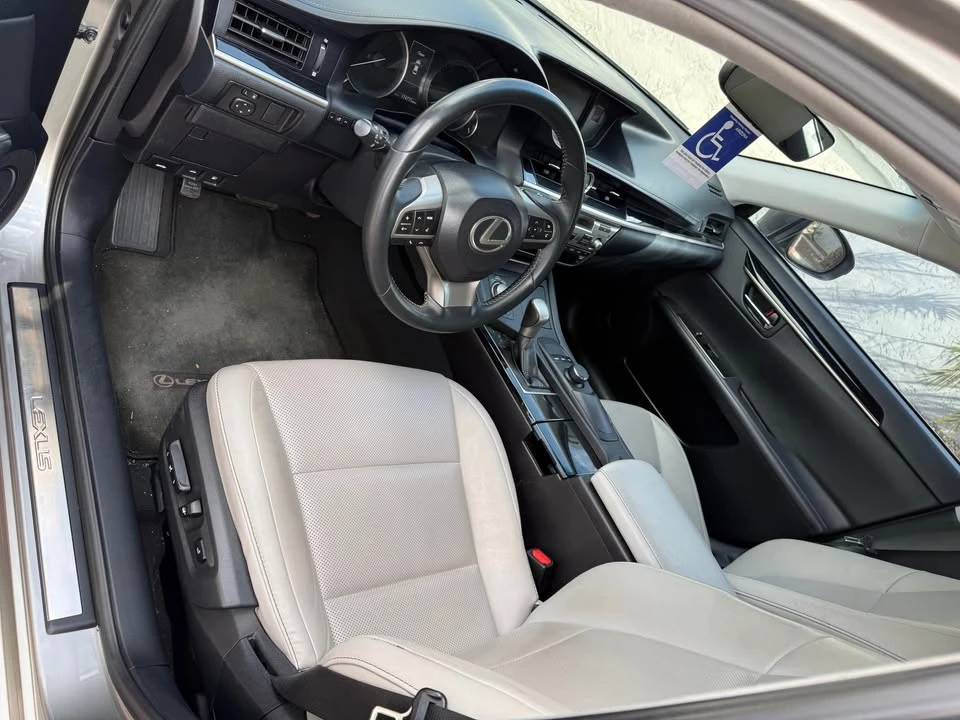 2016 Lexus ES 6th Gen - Image 6 of 7