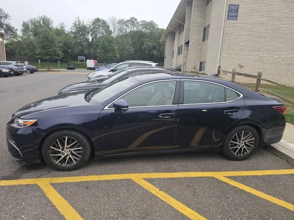 2016 Lexus ES 6th Gen - Image 13 of 16