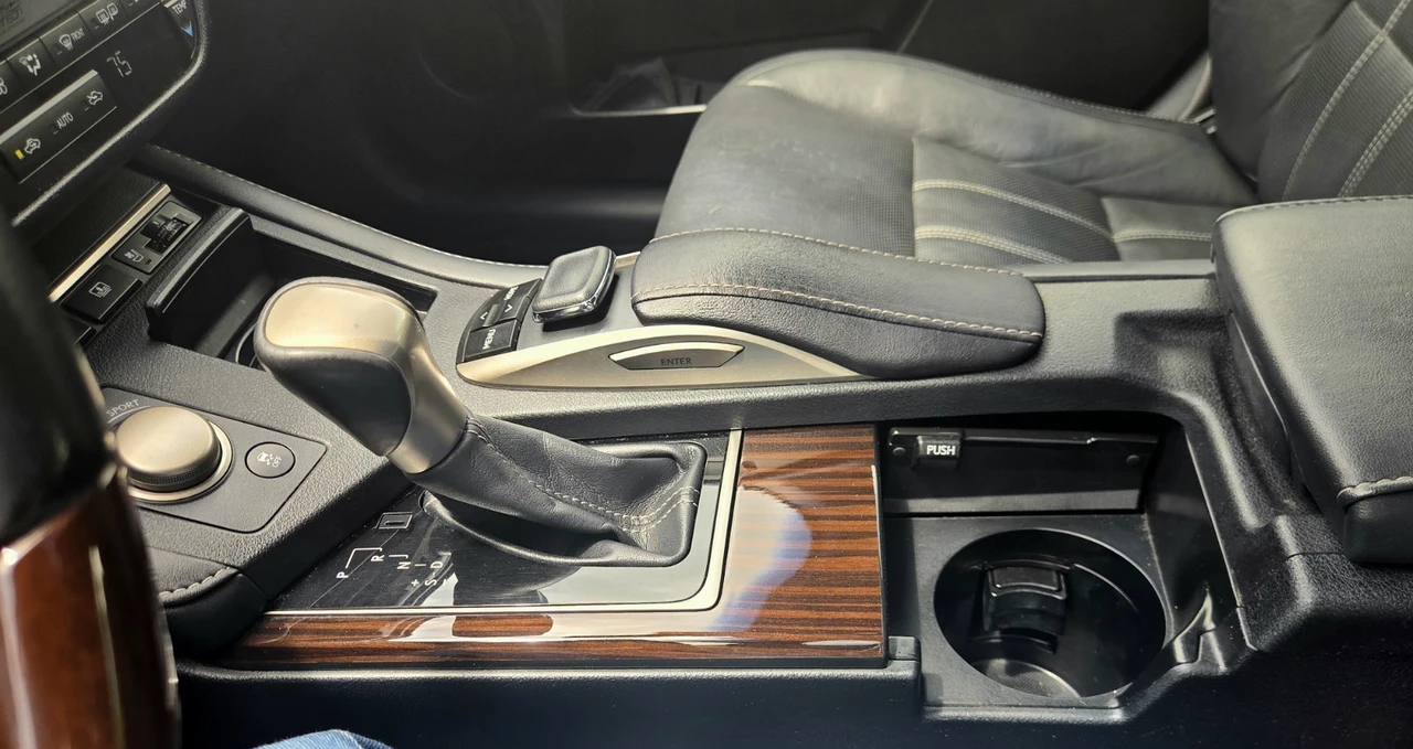 2016 Lexus ES 6th Gen - Image 17 of 24