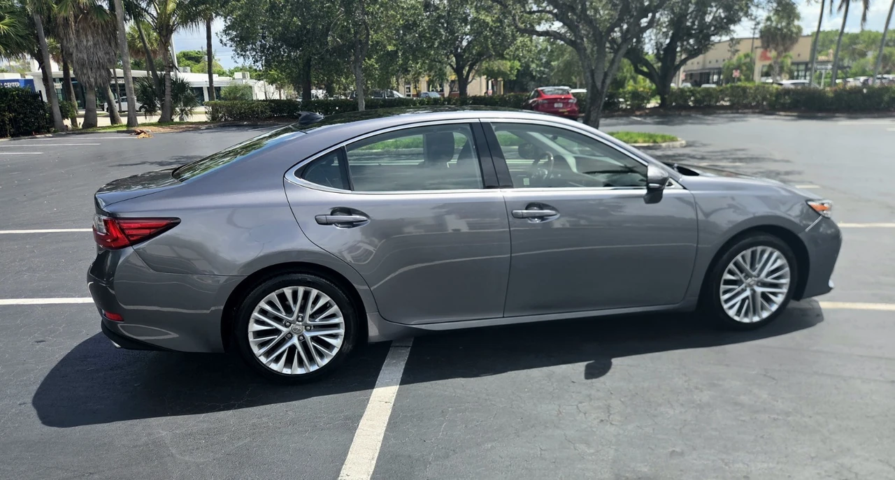 2016 Lexus ES 6th Gen - Image 23 of 24