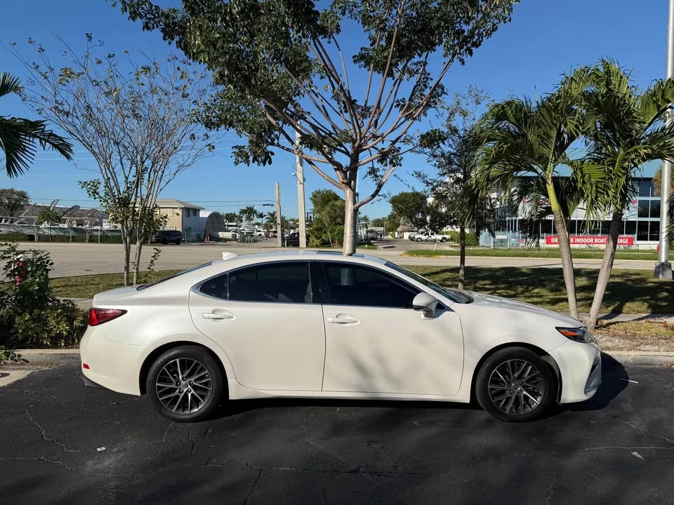 2016 Lexus ES 6th Gen - Image 5 of 14