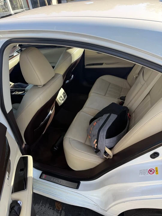 2016 Lexus ES 6th Gen - Image 10 of 14