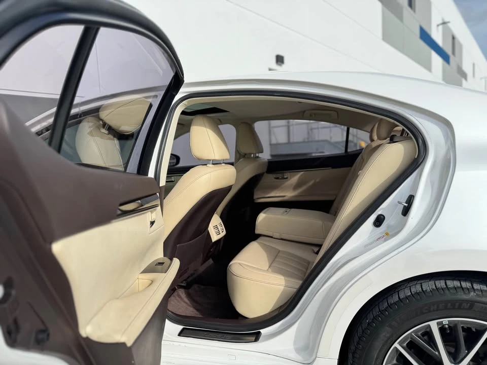 2016 Lexus ES 6th Gen - Image 7 of 19