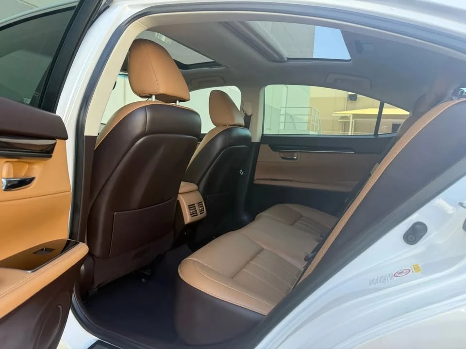 2016 Lexus ES 6th Gen - Image 14 of 20