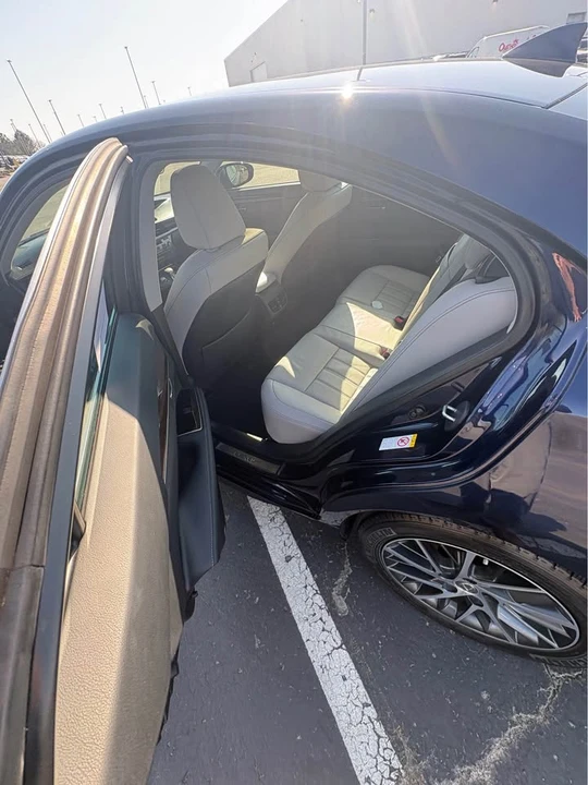 2016 Lexus ES 6th Gen - Image 10 of 12