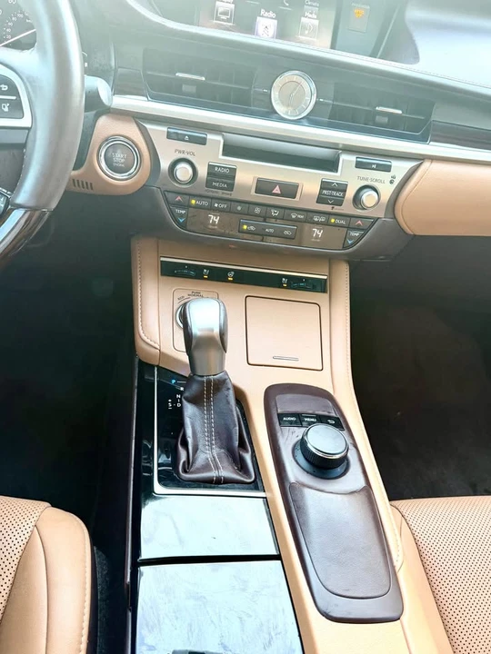 2016 Lexus ES 6th Gen - Image 17 of 20