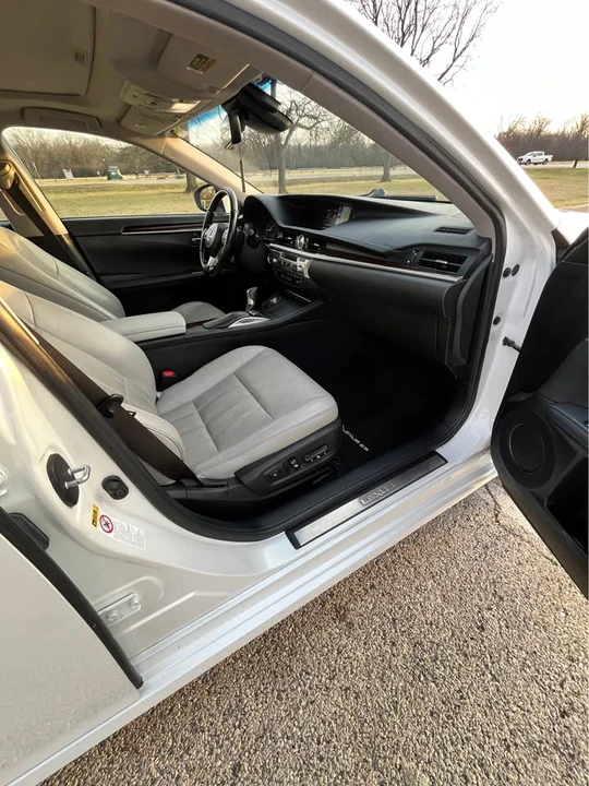2016 Lexus ES 6th Gen - Image 12 of 18