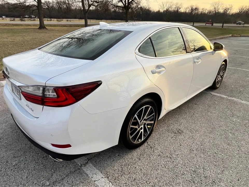 2016 Lexus ES 6th Gen - Image 5 of 18