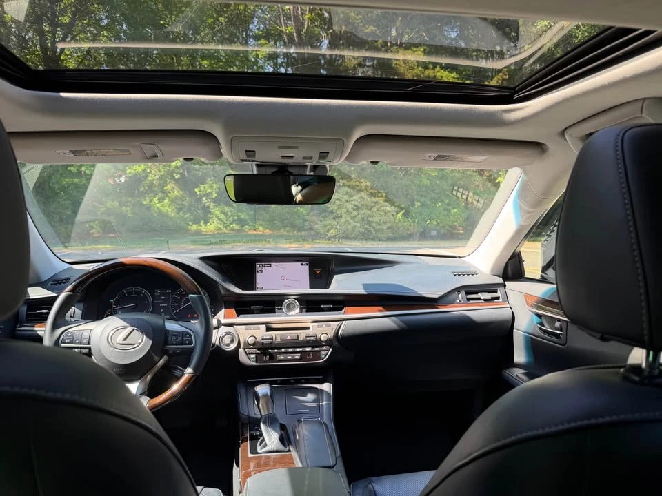 2016 Lexus ES 6th Gen - Image 9 of 10