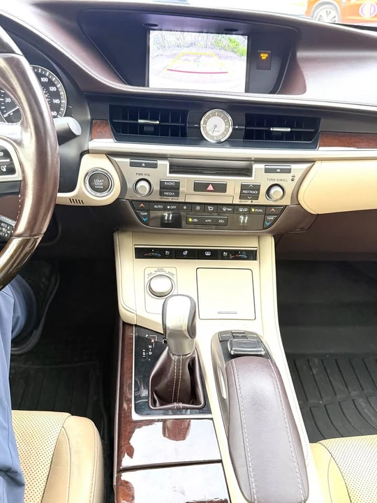 2016 Lexus ES 6th Gen - Image 19 of 20