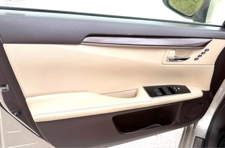 2016 Lexus ES 6th Gen - Image 15 of 20