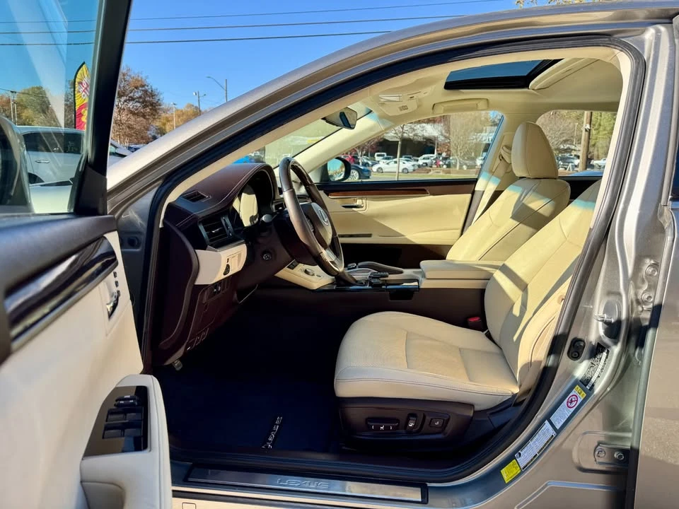 2016 Lexus ES 6th Gen - Image 9 of 15