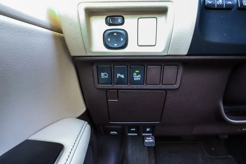 2016 Lexus ES 6th Gen - Image 18 of 20