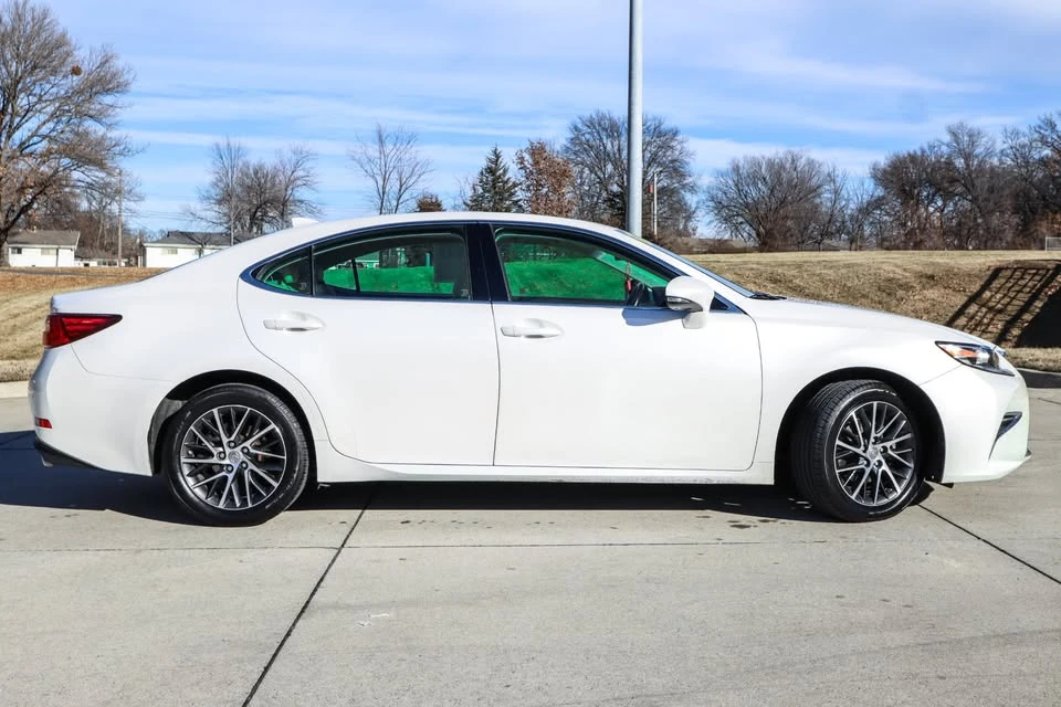 2016 Lexus ES 6th Gen - Image 10 of 20