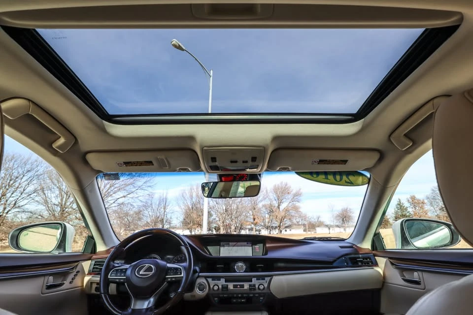 2016 Lexus ES 6th Gen - Image 17 of 20