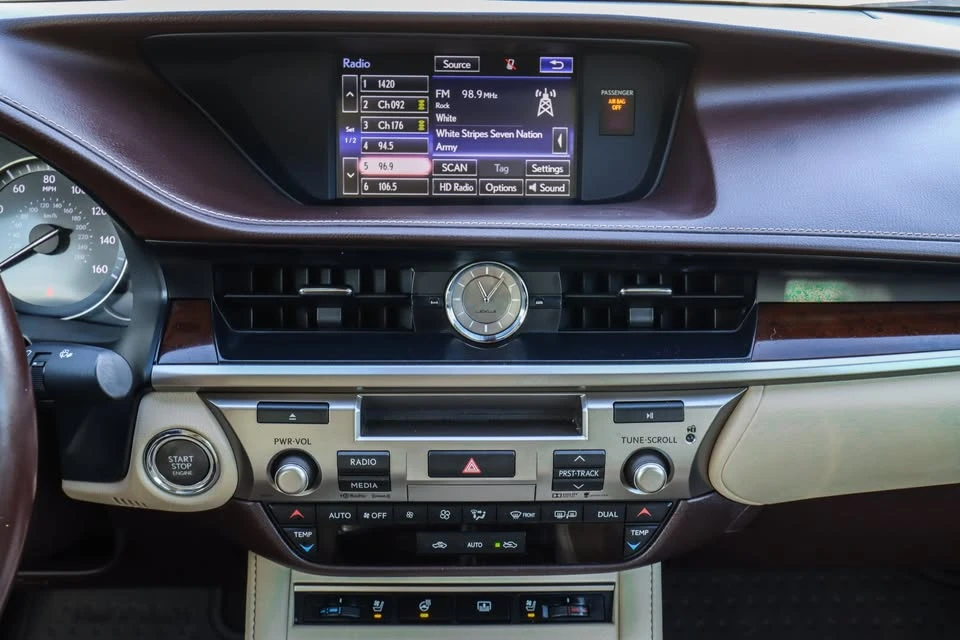 2016 Lexus ES 6th Gen - Image 15 of 20