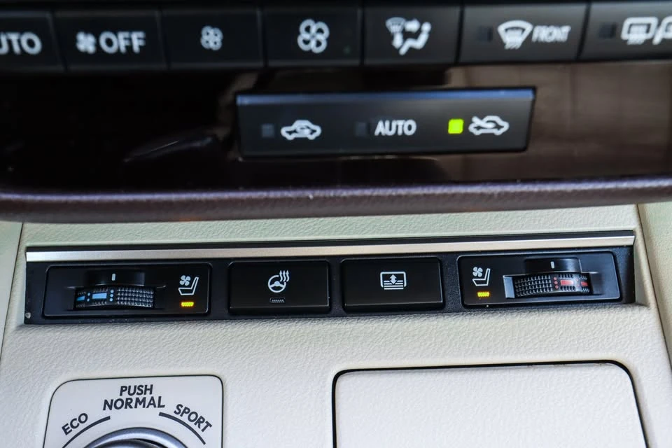 2016 Lexus ES 6th Gen - Image 16 of 20