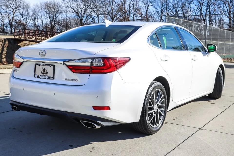 2016 Lexus ES 6th Gen - Image 9 of 20