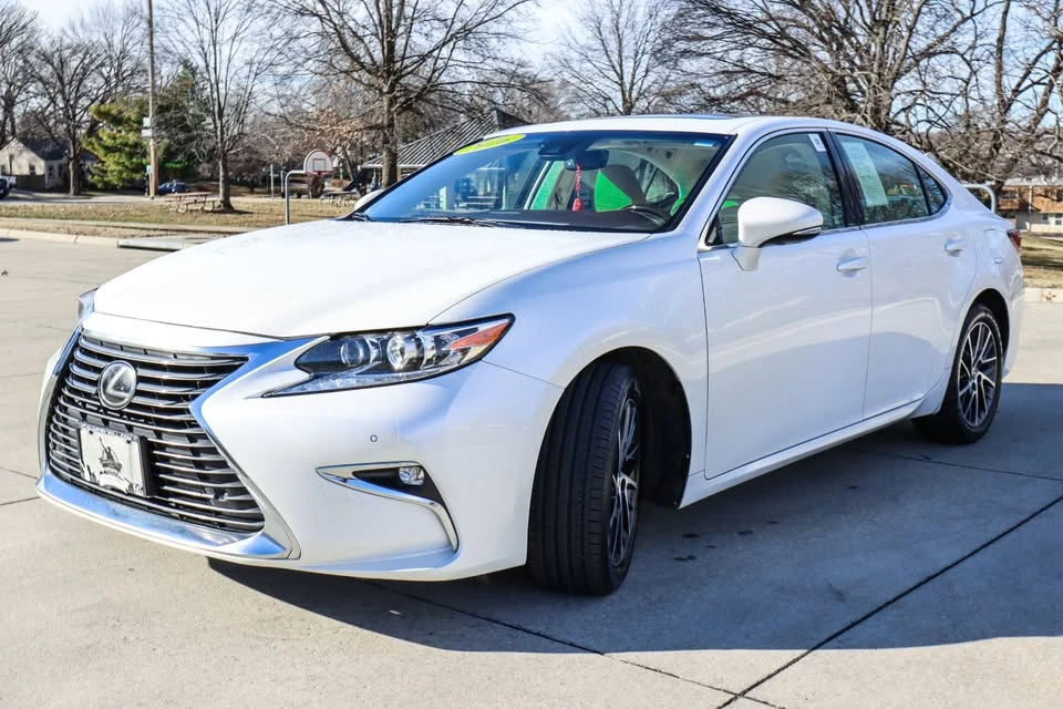 2016 Lexus ES 6th Gen - Image 4 of 20